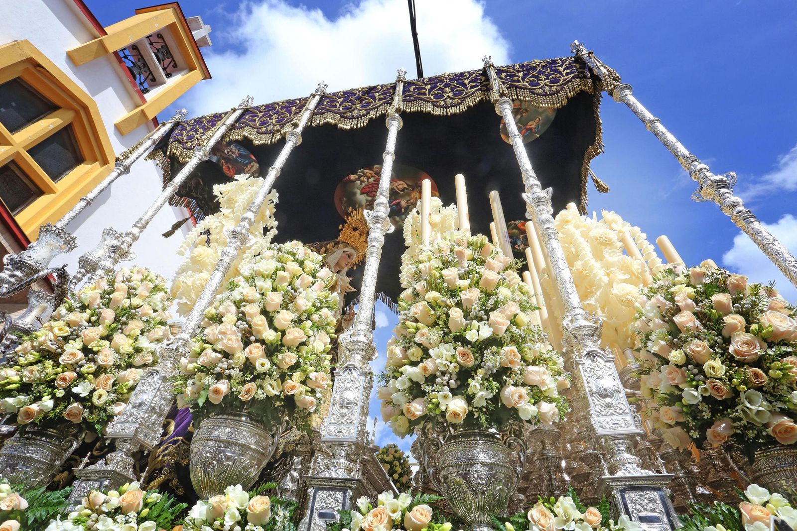 La Virgen de la Concepción Coronada, dejando atrás la iglesia de Las Viñas el pasado Viernes Santo. Protagonismo especial cobra en la fotografía el arreglo floral.