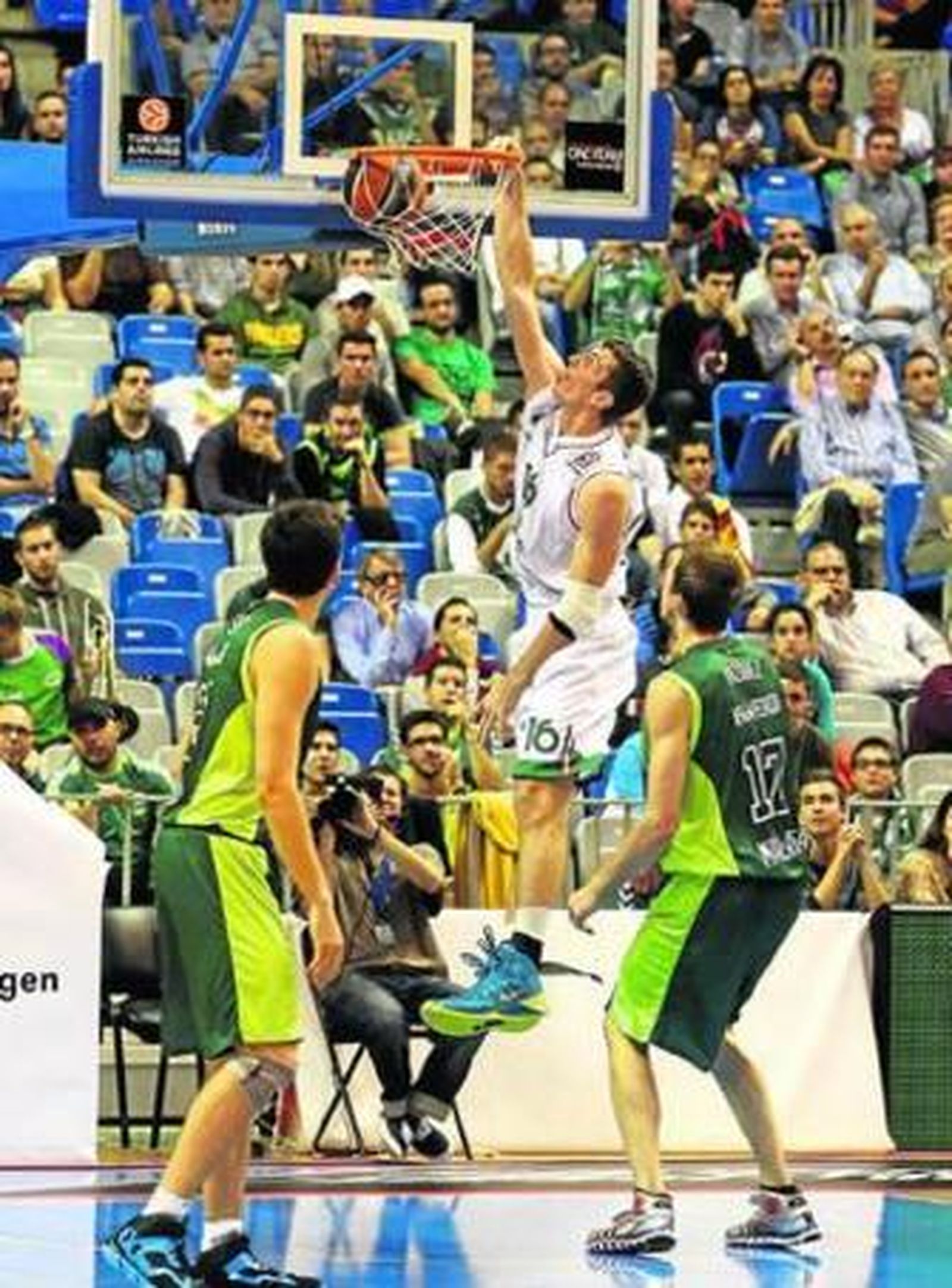 Carlos Suárez y Fran Vázquez observan cómo hace un mate Ortner.