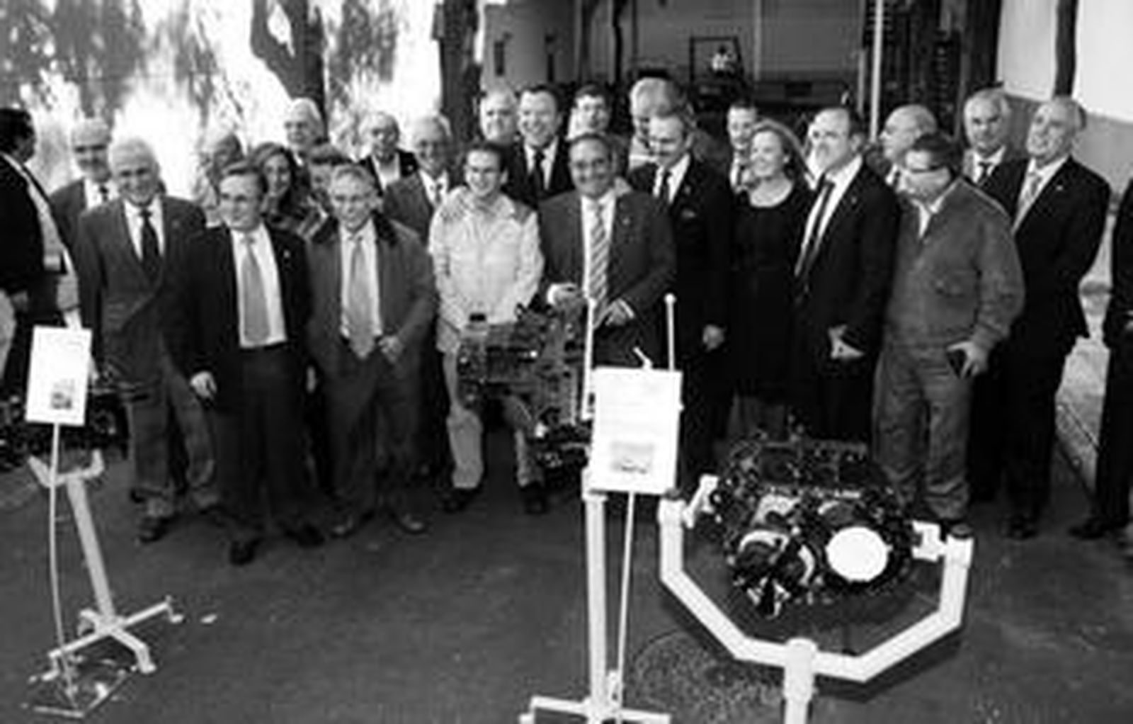 Sánchez Monteseirín, alcalde de Sevilla, y Françoise Frenette, director de la fábrica, con los premiados.