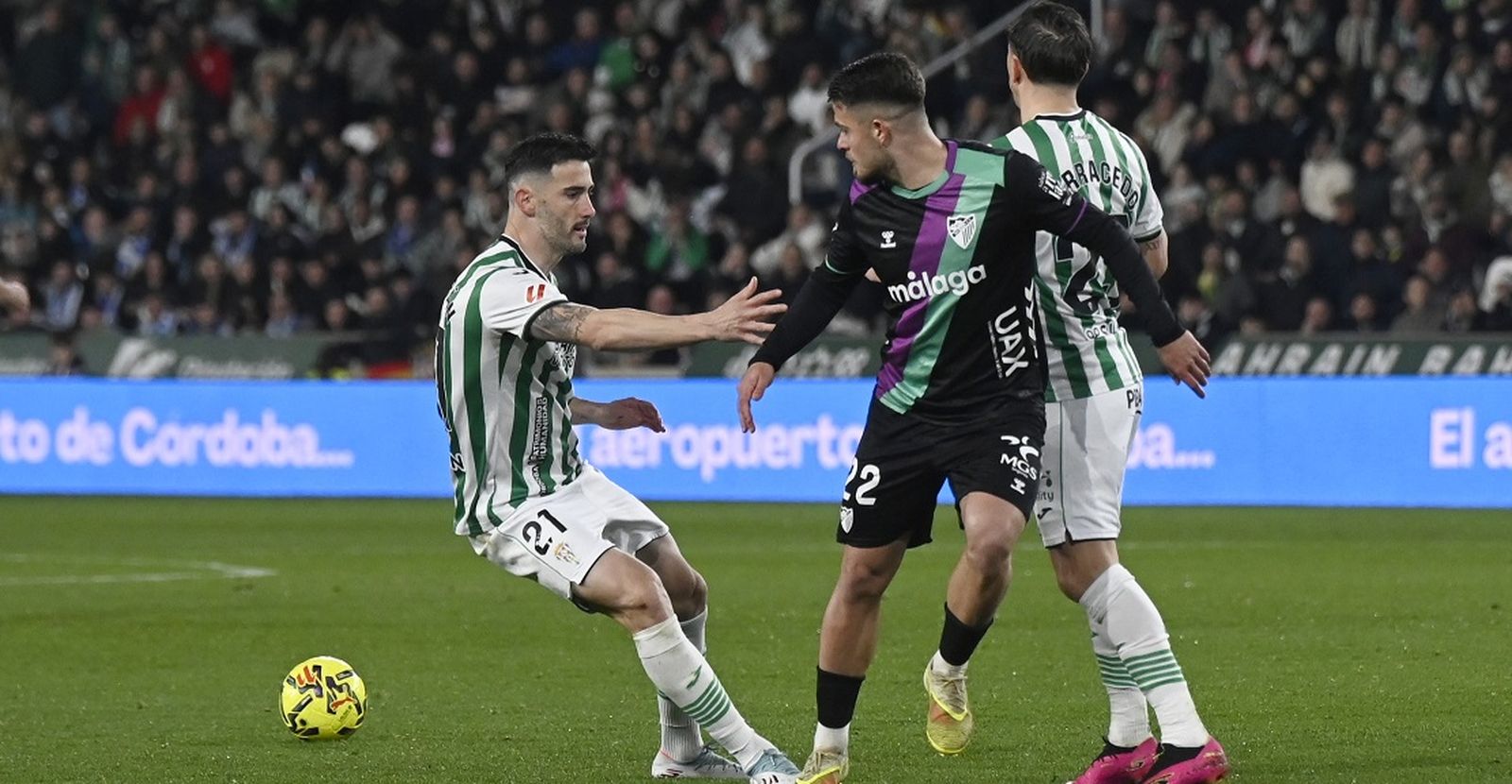 Albarrán pugna con Dani Lorenzo.