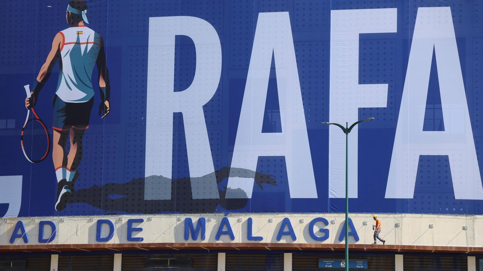 La pancarta de homenaje a Rafa Nadal en el Ciudad de Málaga, en imágenes