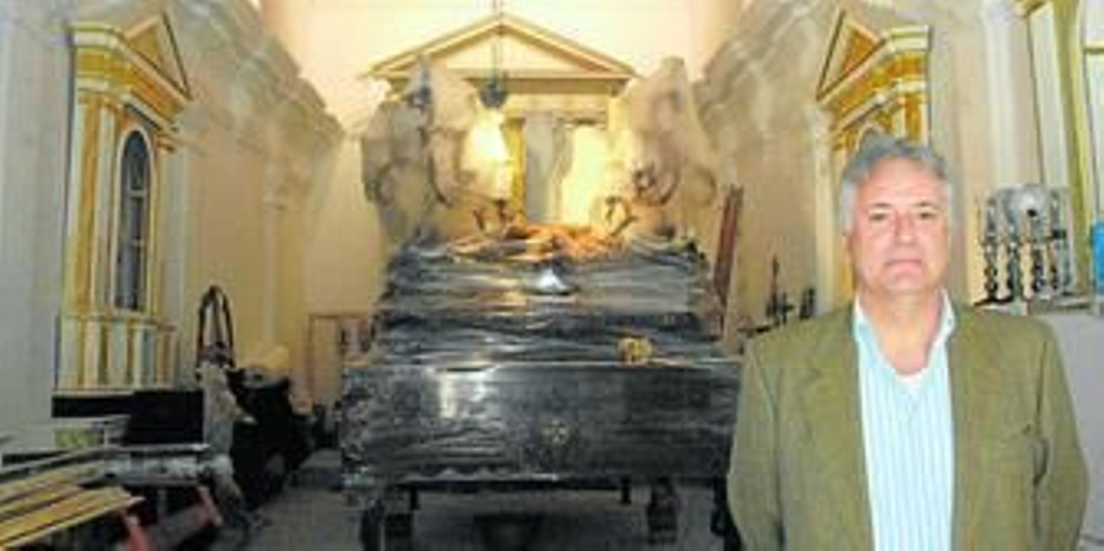 El hermano mayor, Rafael Valverde, en la capilla a medio rehabilitar del Cristo Viejo.