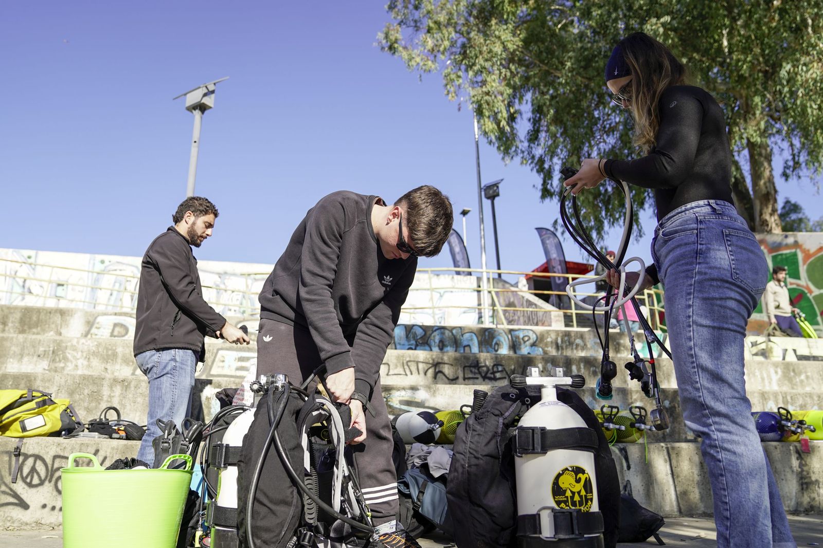 La limpieza solidaria del Guadalquivir en el Centro Náutico del Alamillo, todas las fotos