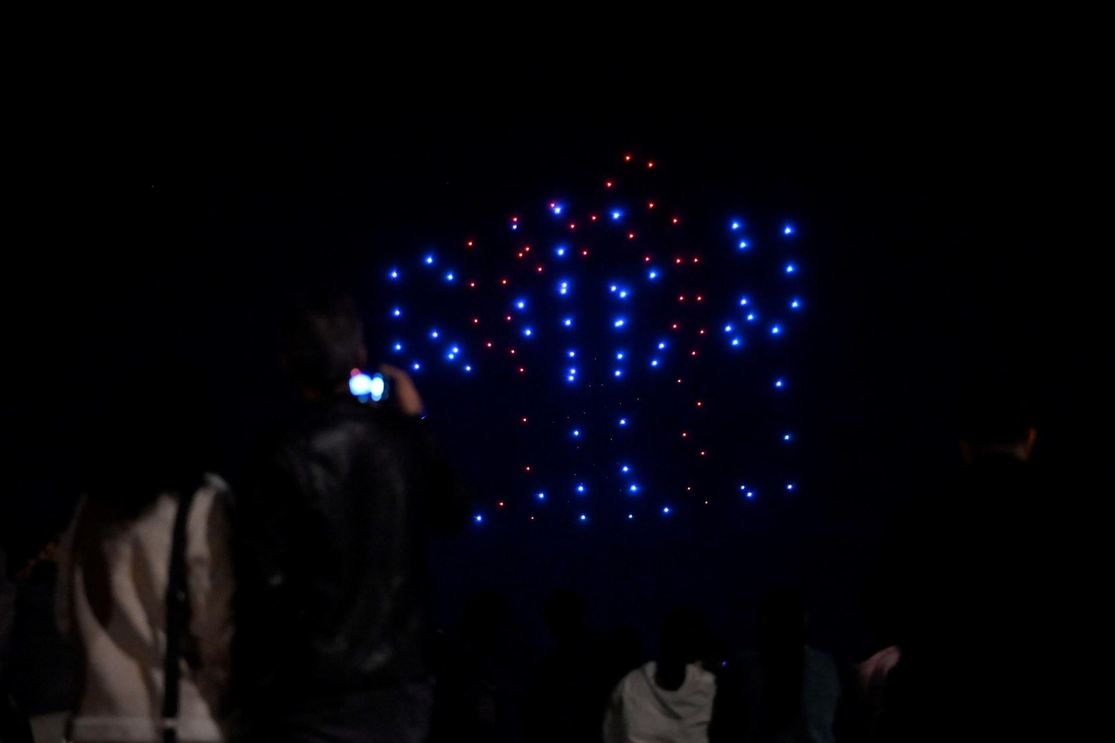 Más de un centenar de drones iluminan la Navidad desde el cielo de Córdoba