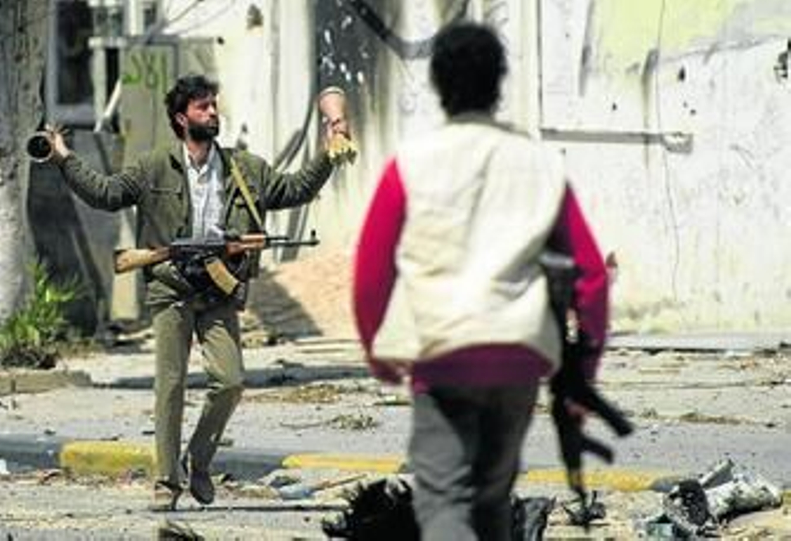 Un rebelde muestra en Misrata dos bombas de fragmentación lanzadas por los gadafistas.