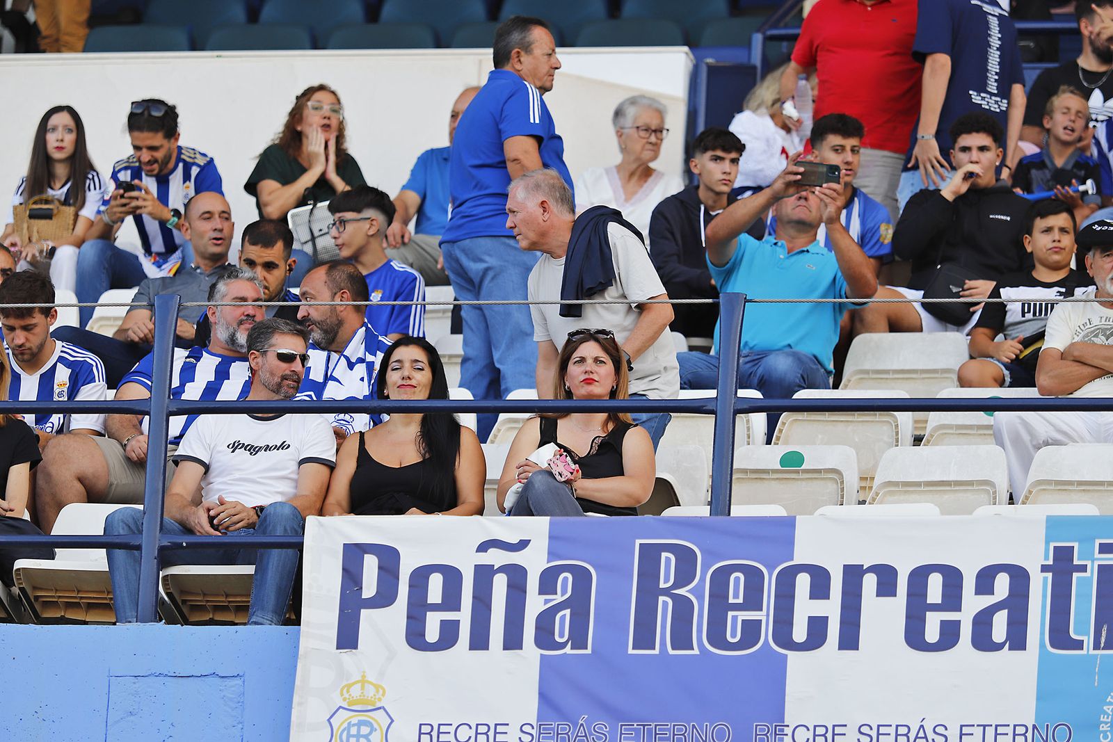 Imágenes del ambiente en el Recreativo de Huelva y Antequera CF