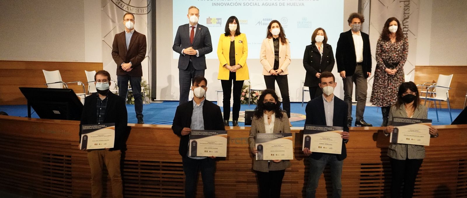 Los cinco estudiantes premiados junto a la rectora y otras autoridades.