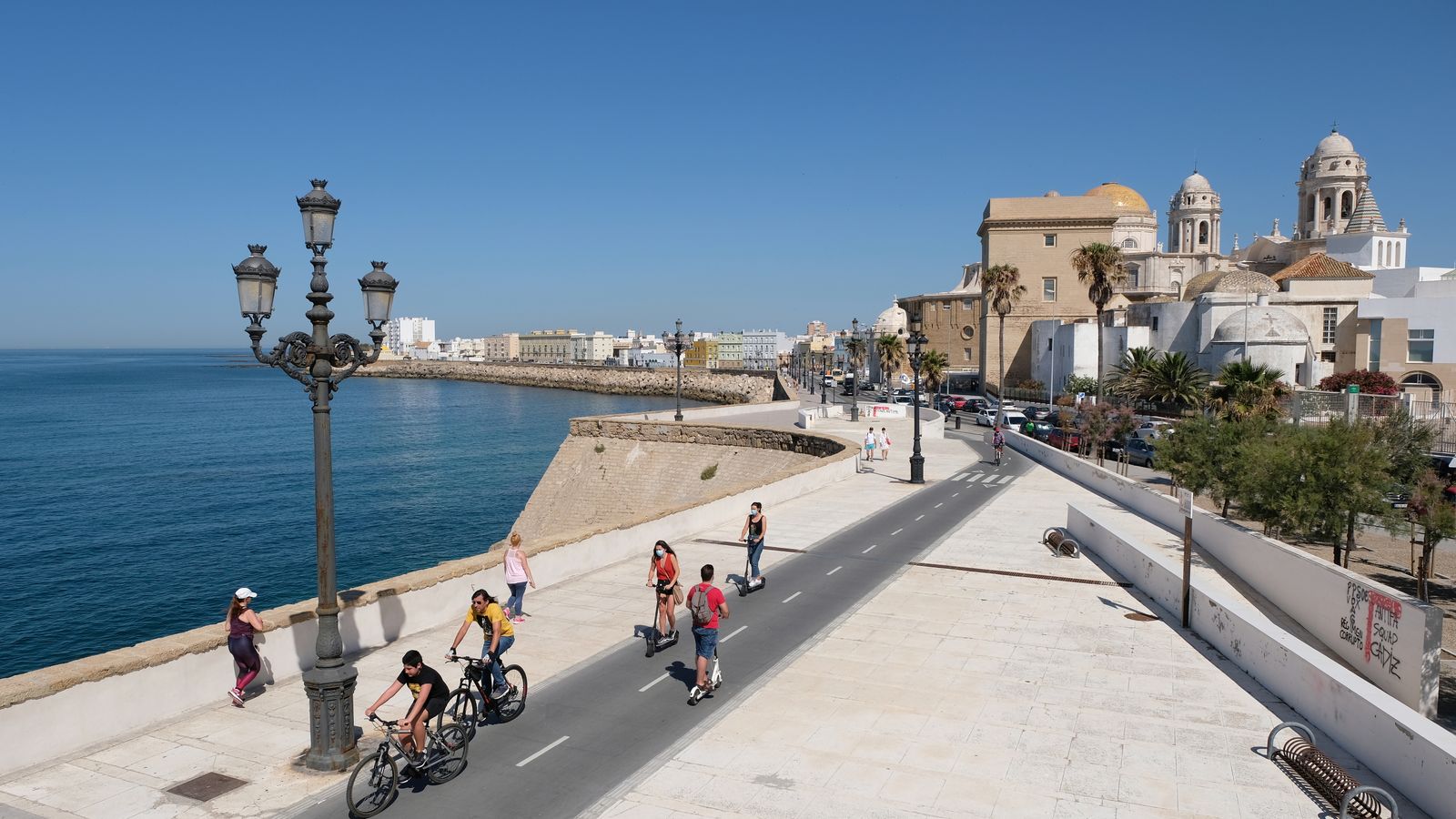 Carril bici junto al mar en Cádiz.