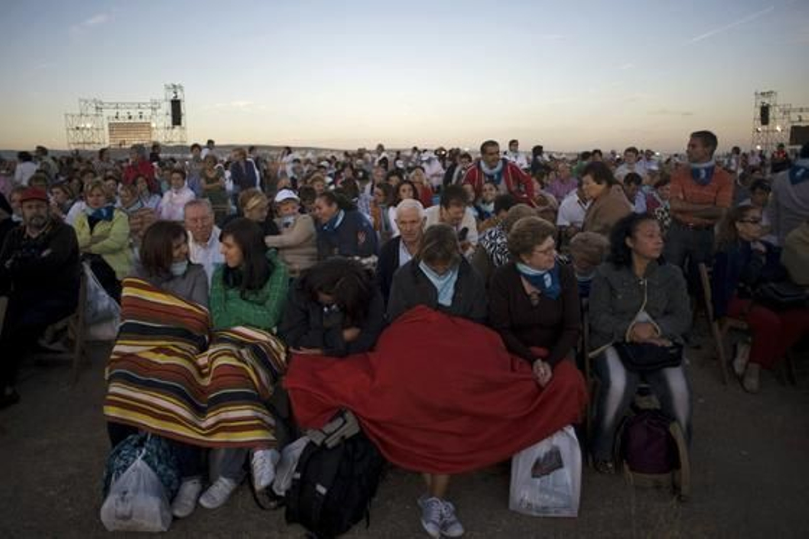 Miles de personas acuden al acto de beatificación de Fray Leopoldo en la base aérea de Armilla. / AFP