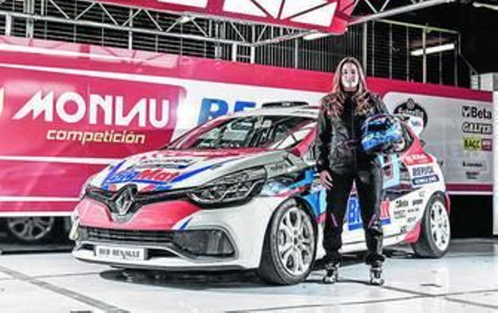 Alba Cano posa con su coche.