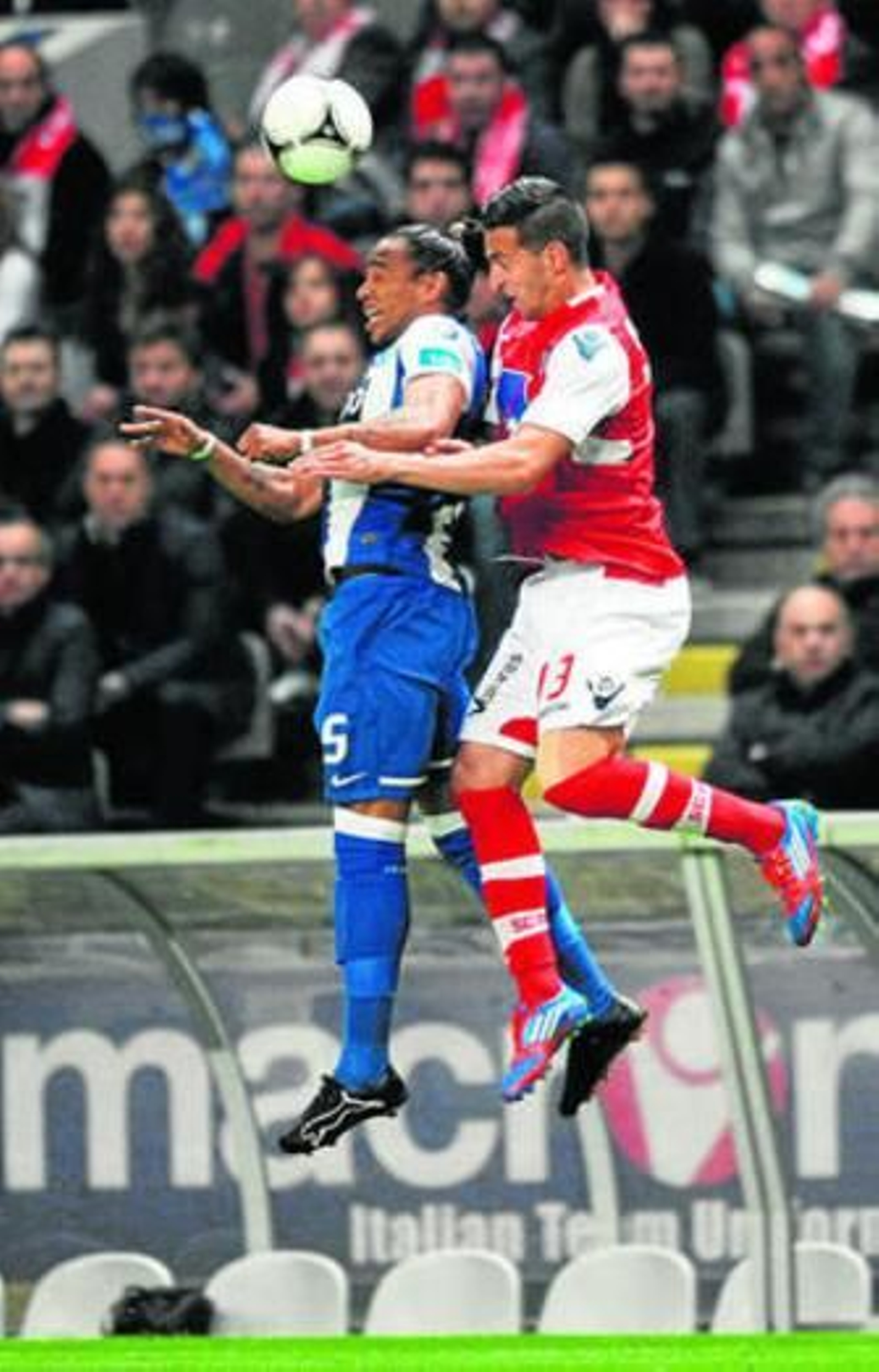 Miguel Lopes salta con Álvaro Pereira.