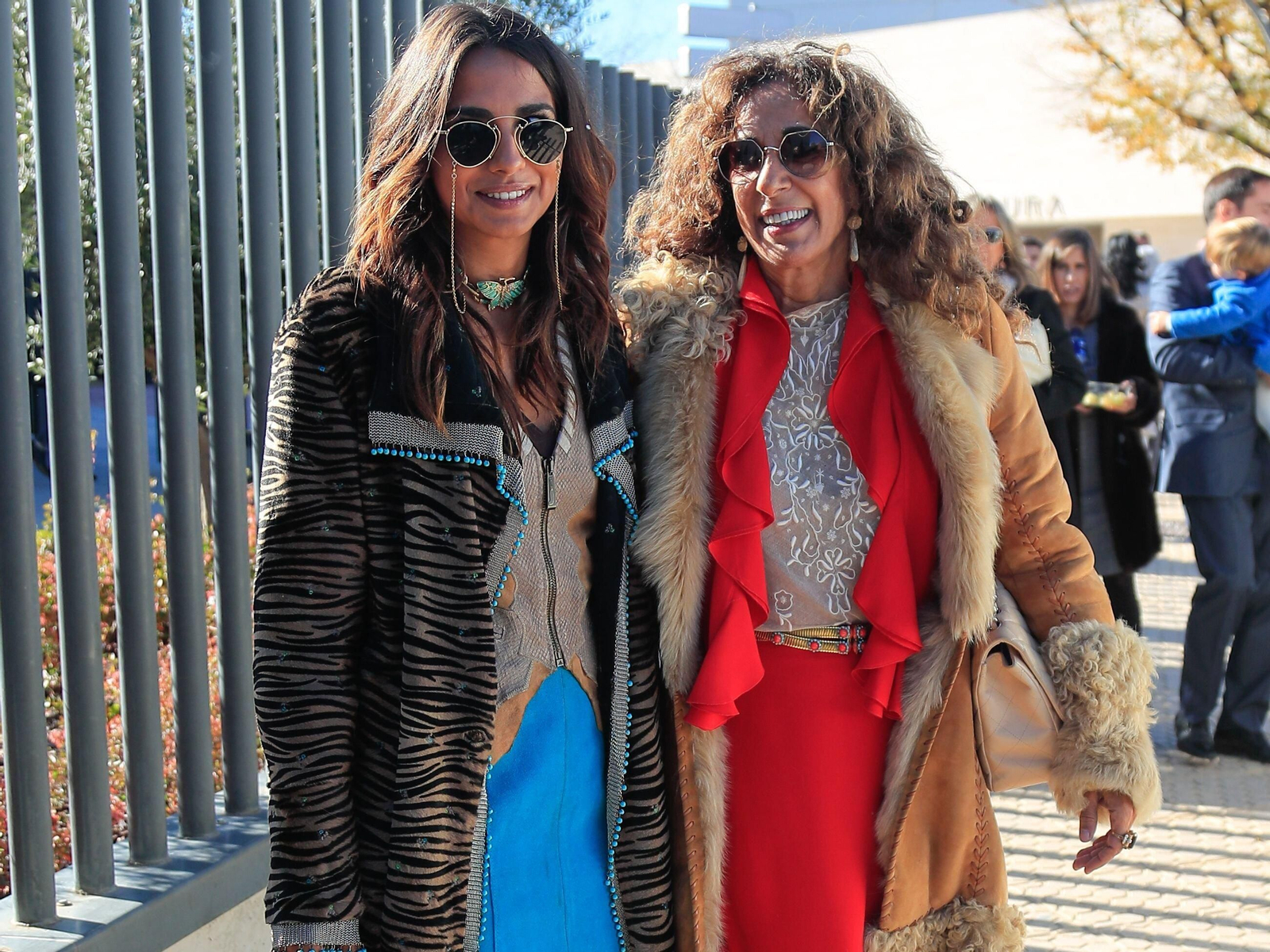 Lola Orellana y Rosario Flores posan juntas en un acto público.