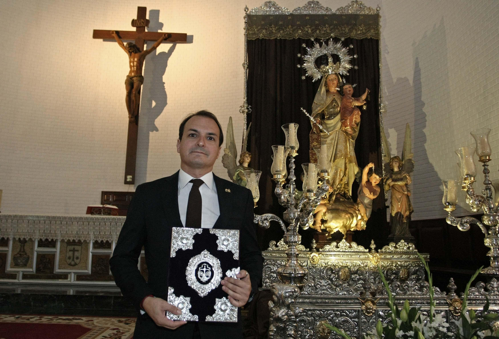 Juan Manuel Torres, delante de la Virgen de Carmen de Algeciras.