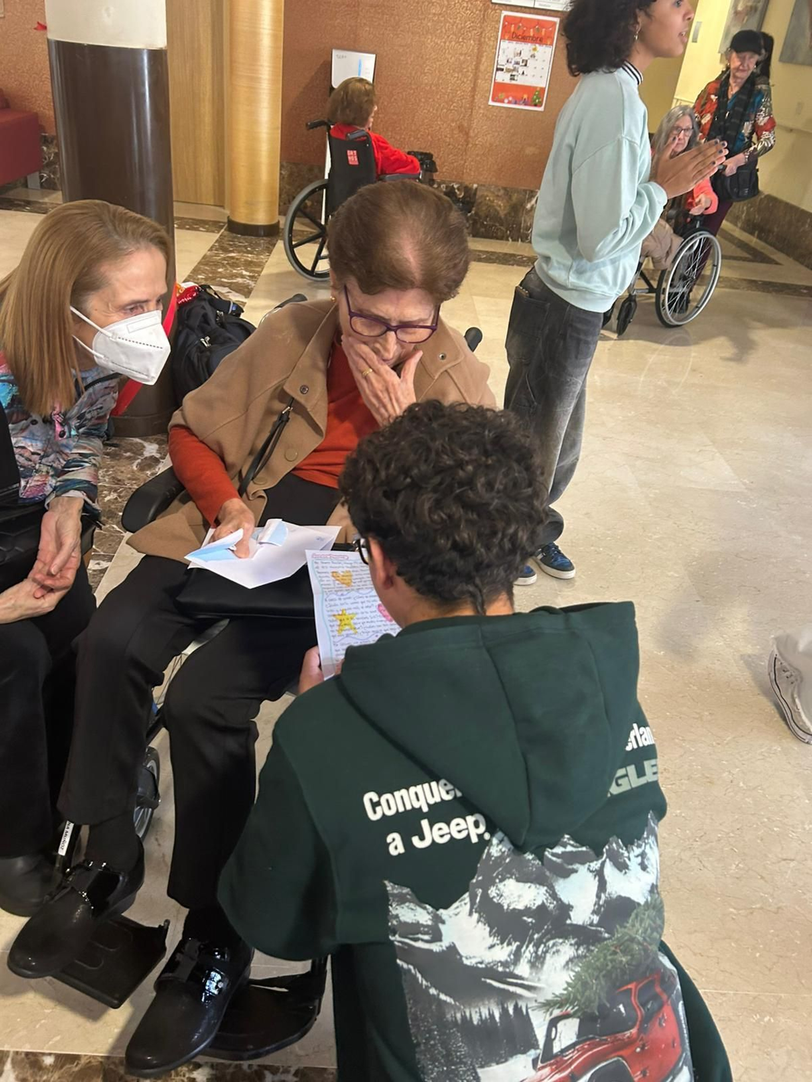 El alumnado lee las cartas que han dedicado a los usuarios y provocan emociones y escenas inolvidables..