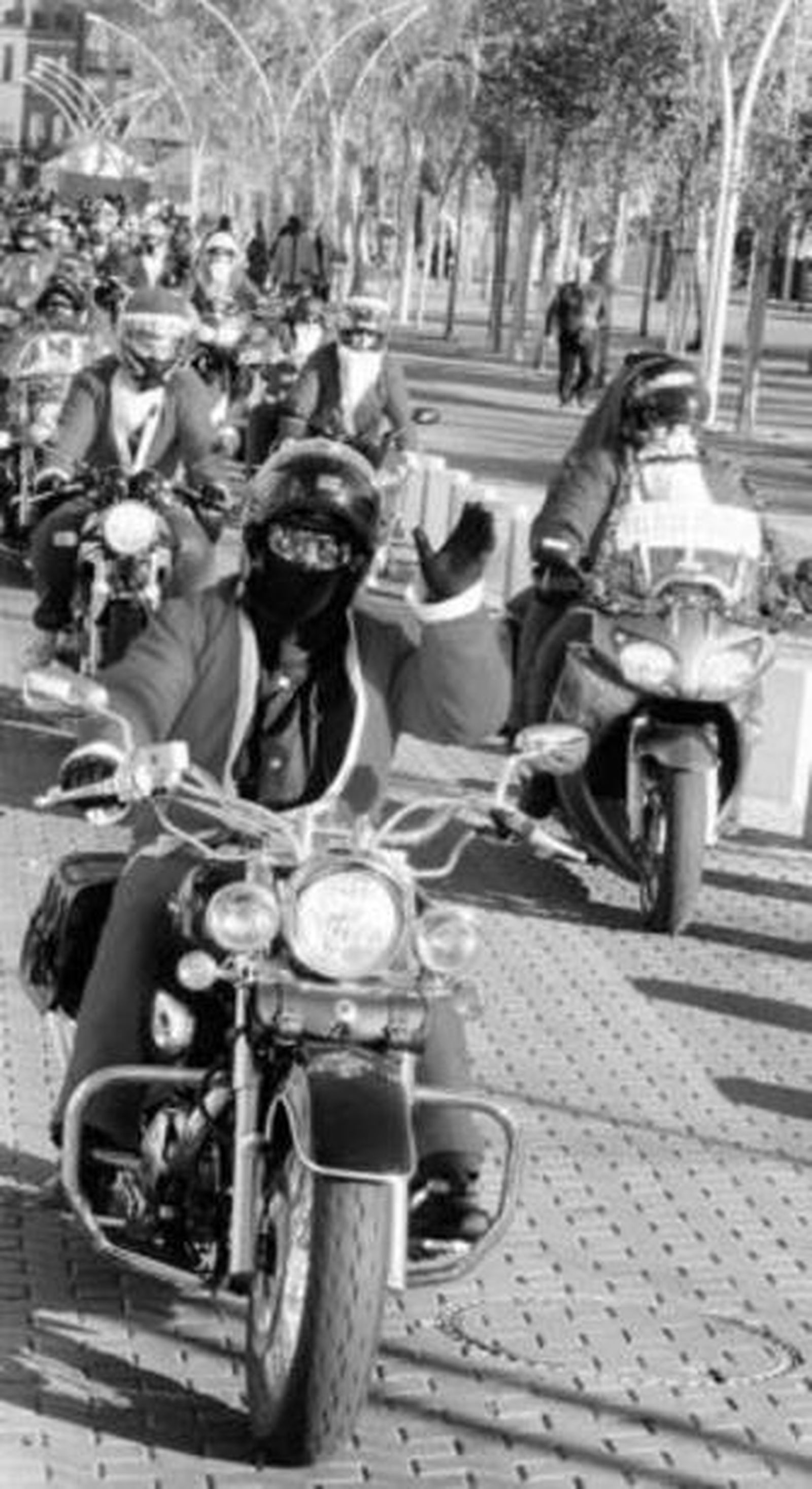 Papá Noel lleva regalos en moto