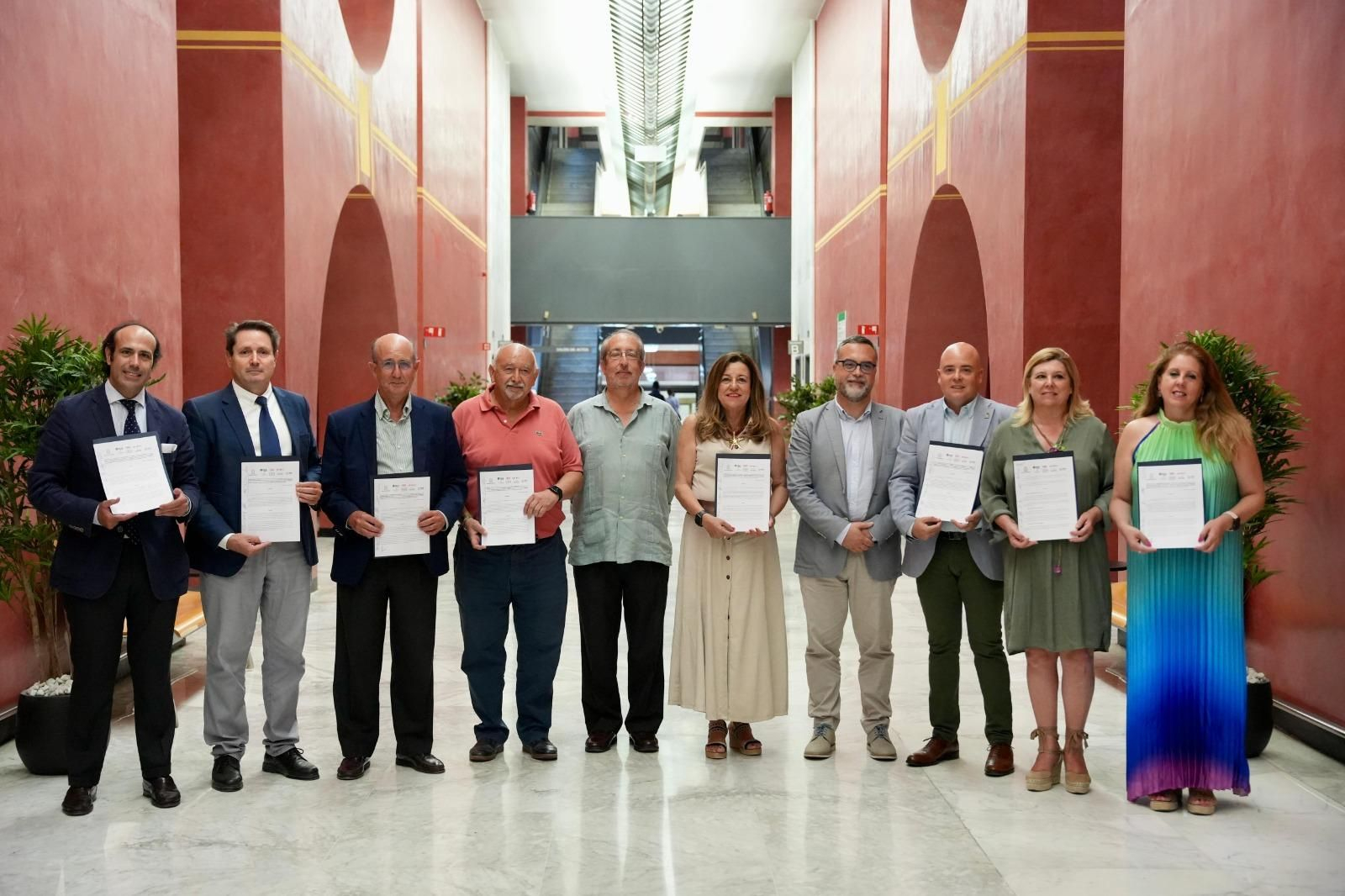 La consejera de Educación, Carmen Castillo, junto a los representantes de Escuelas Católicas este miércoles.