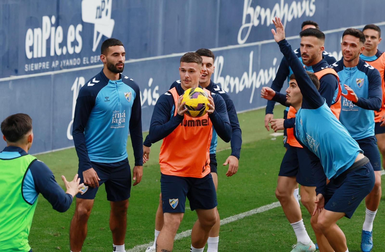 El Málaga CF se divierte con baloncesto en La Rosaleda antes de medirse al Racing de Ferrol