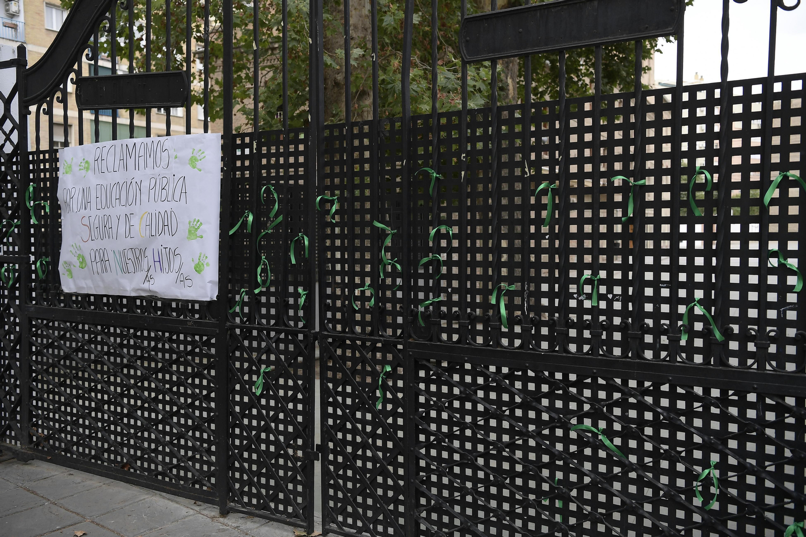 Lazos verdes en la puerta del CEIP Tierno Galván.