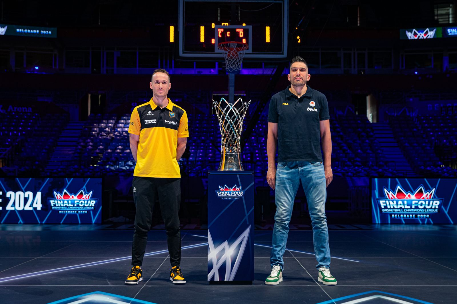 Ambos capitanes, junto al trofeo