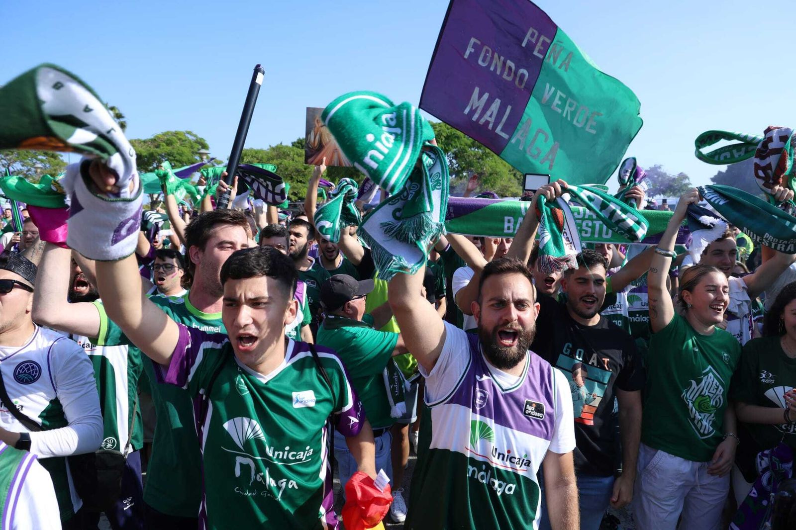Recibimiento al Unicaja antes de las semifinales de la BCL, en fotos