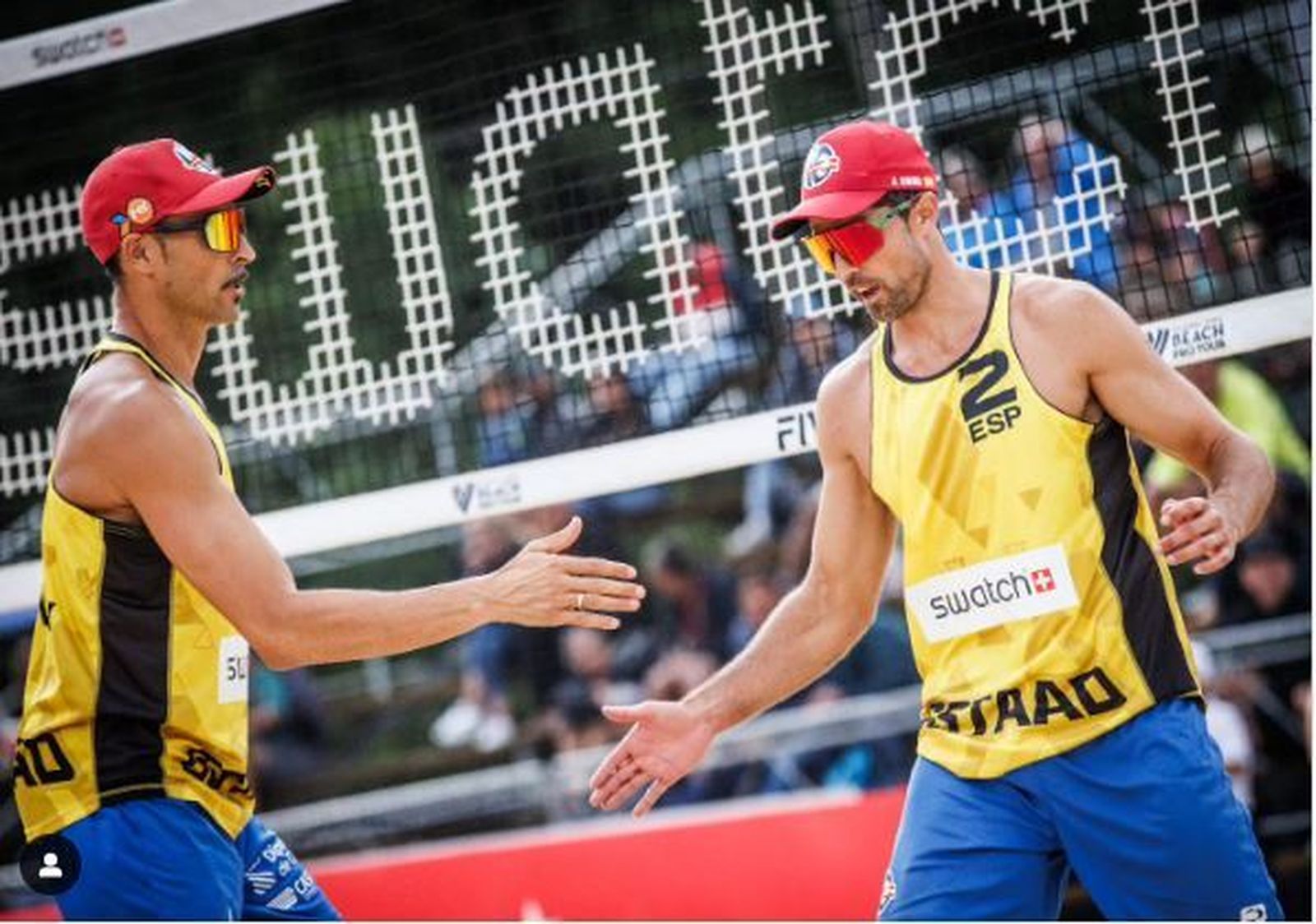 Herrera(i)  y Gavira se felicitan durante un partido