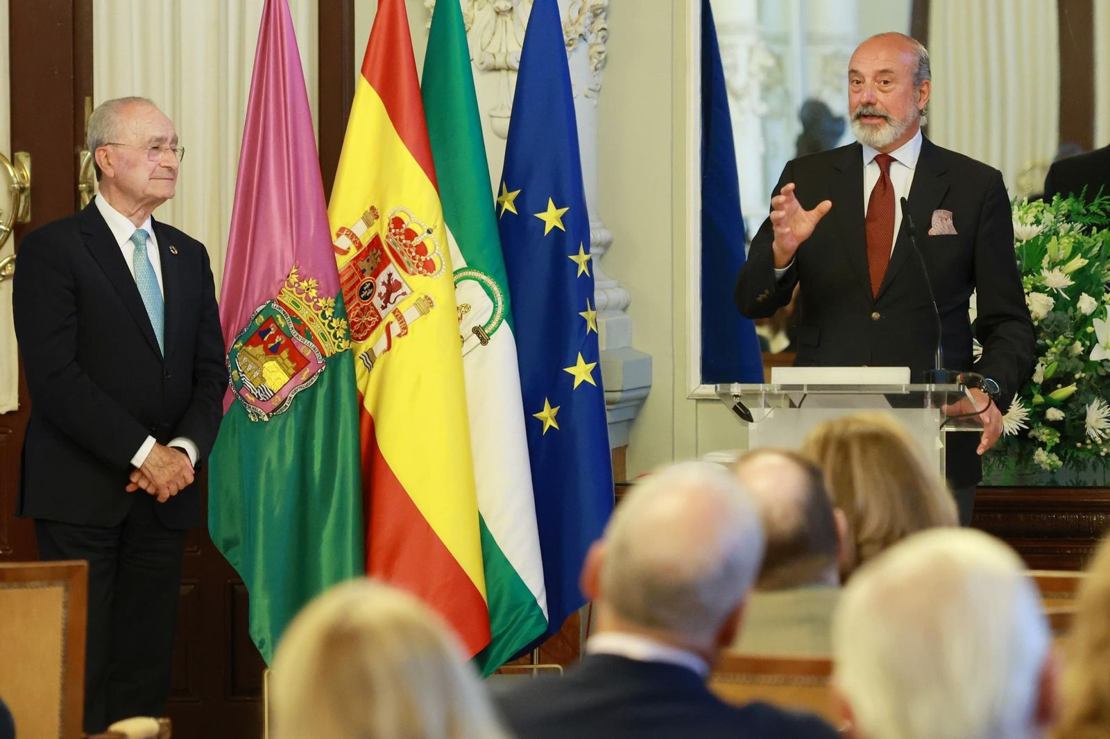 El Ayuntamiento de Málaga incorpora el retrato de Alarcón Luján a la galería de alcaldes, en imágenes