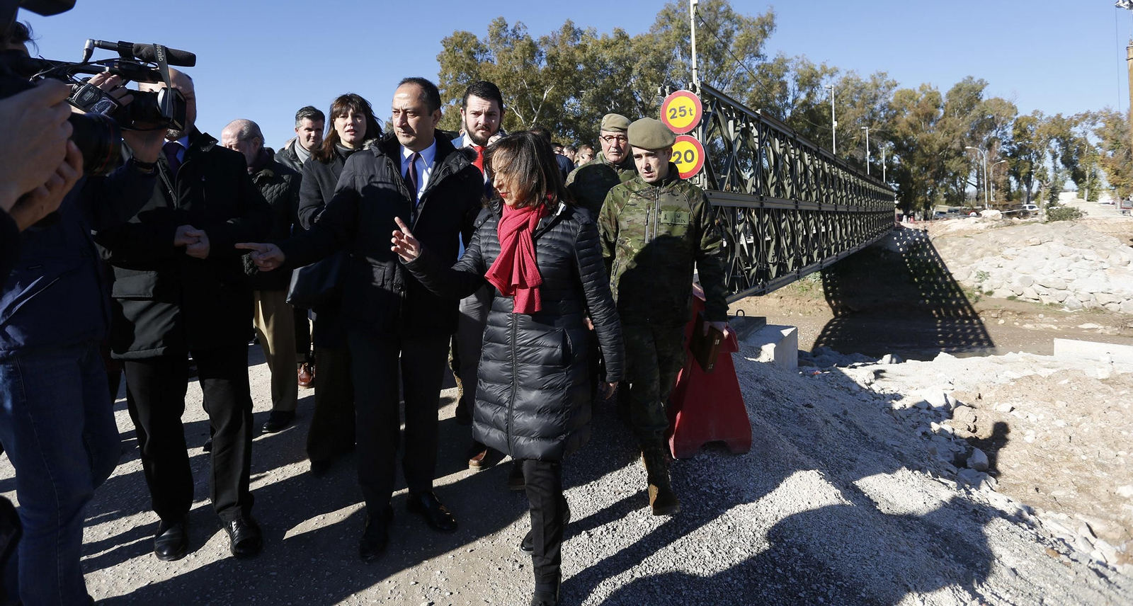 La visita de la ministra de Defensa a los puentes de Casariche y El Rubio, en imágenes