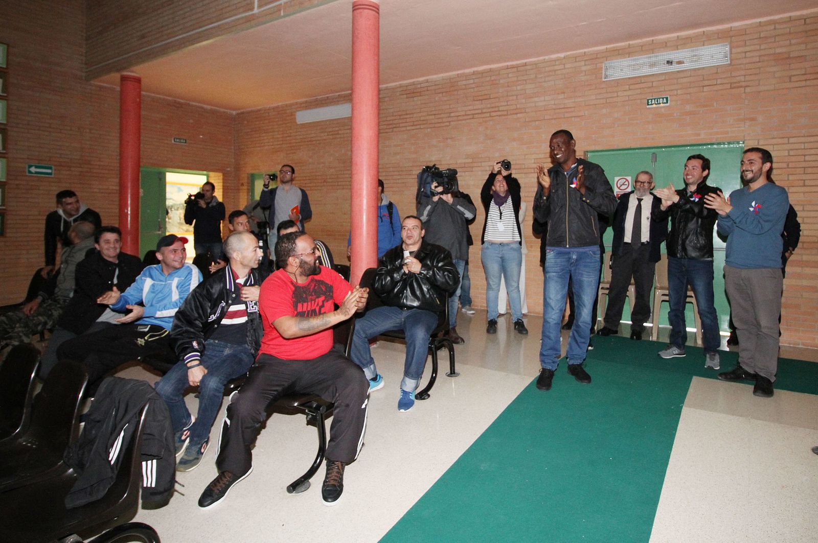 "El Piedra" visita la cárcel de Huelva, en imágenes