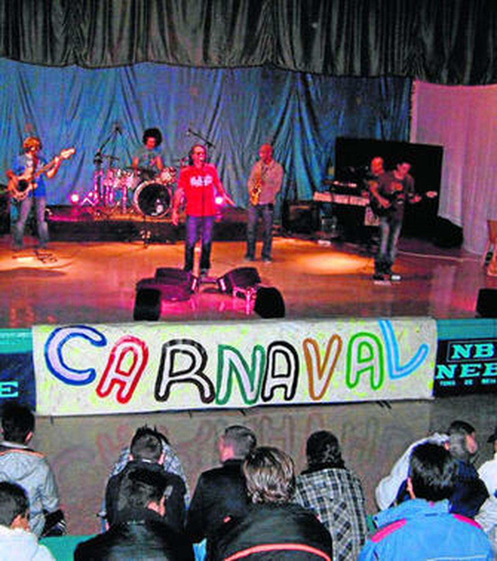 Actuación de Furula, ayer, en la prisión de Alhaurín de la Torre.