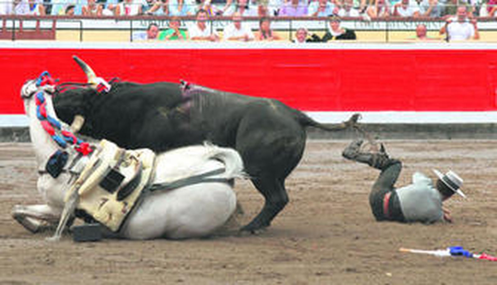 Momento de la aparatosa cogida de 'Cairel' y Leonardo Hernández por el tercer toro de la tarde en la plaza de Bilbao.