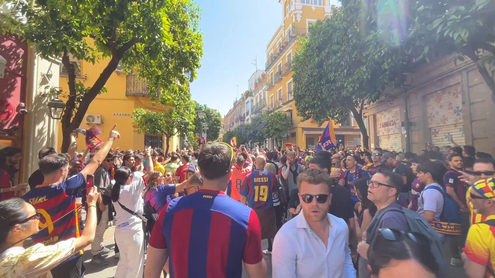 El ambiente en el centro de Sevilla horas antes de la final de Copa: "Boti, boti, madridista qui no boti"