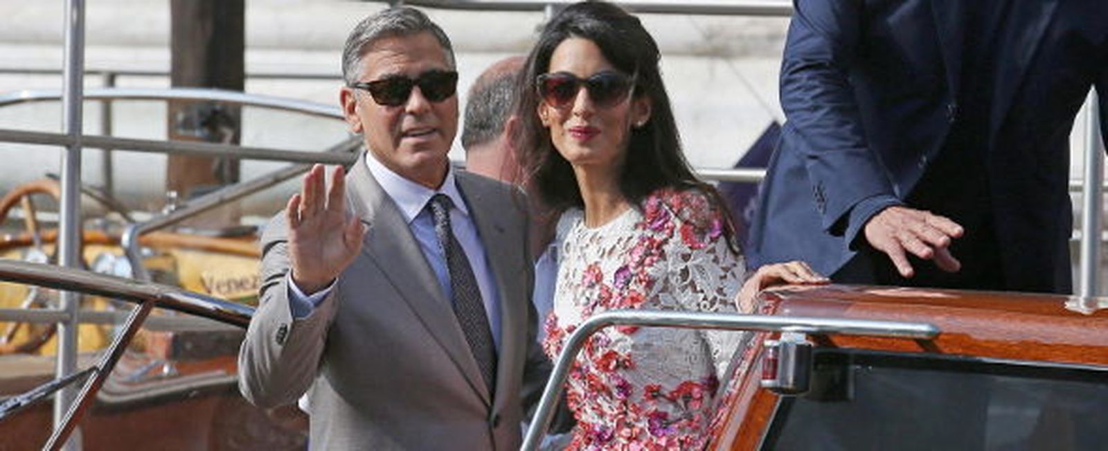 La pareja camino al ayuntamiento de Venecia para formalizar su matrimonio. EFE/Andrea Merola