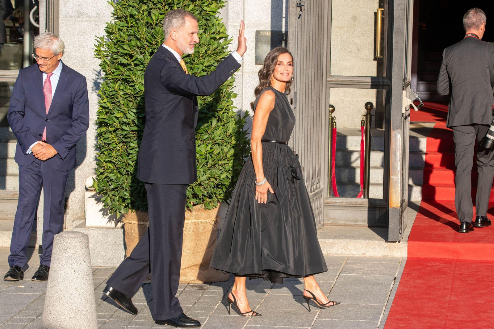 Los Reyes en la entrada al Teatro Real