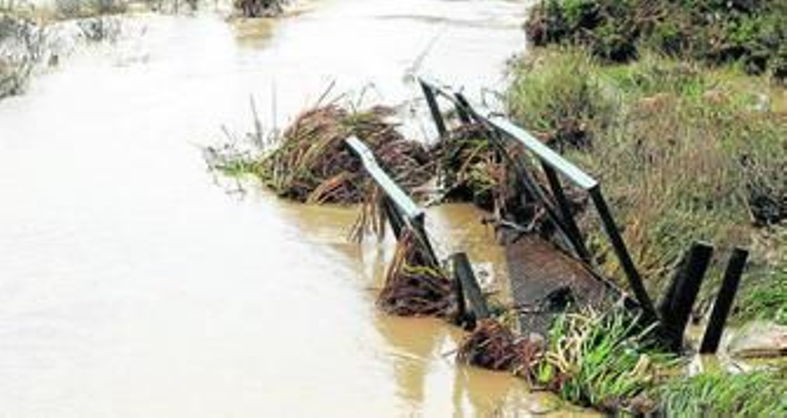 Estado en el que quedó la pasarela peatonal tras la crecida del caño Zurraque, en noviembre de 2014.