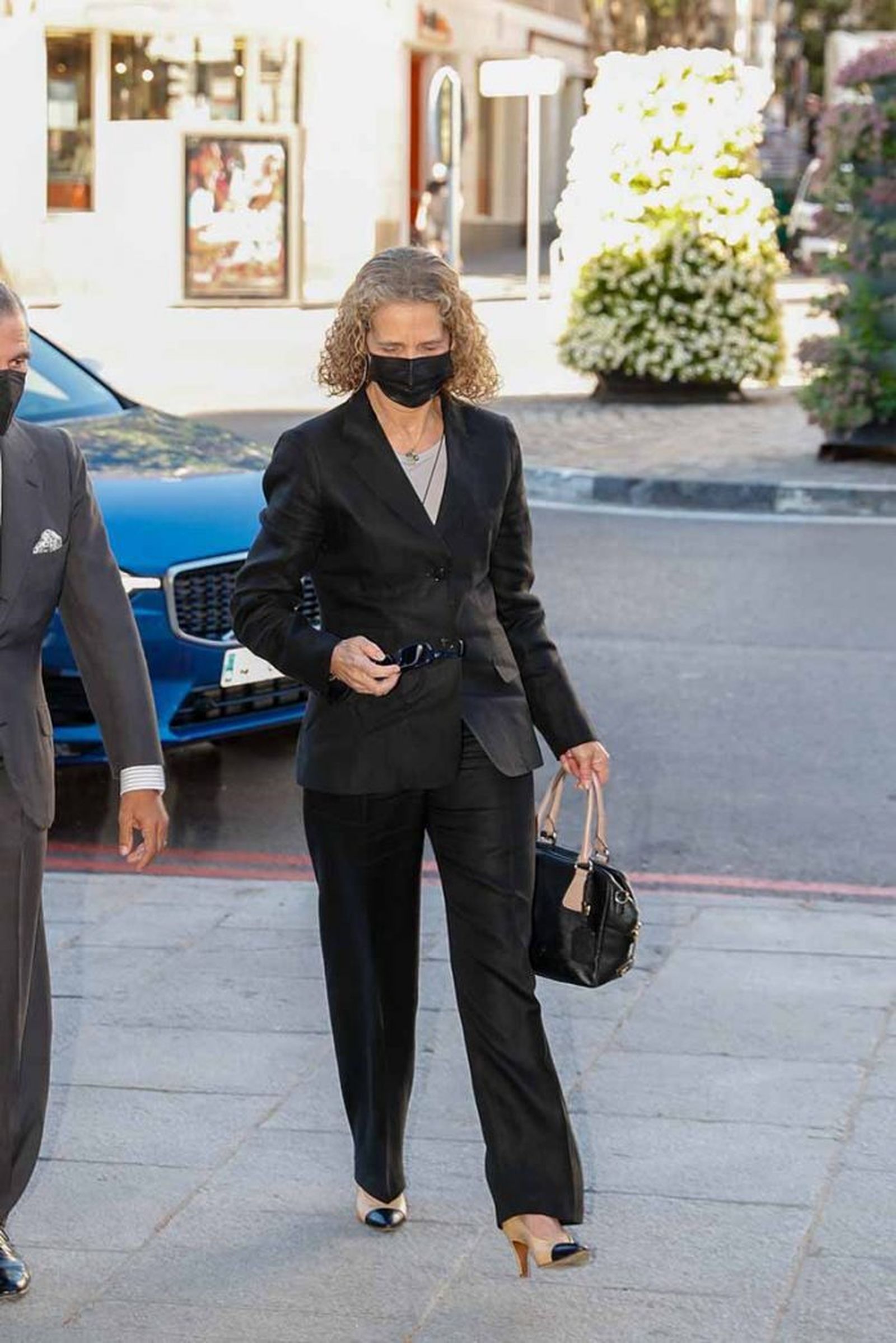 La infanta Elena accediendo al templo donde se celebró el funeral.