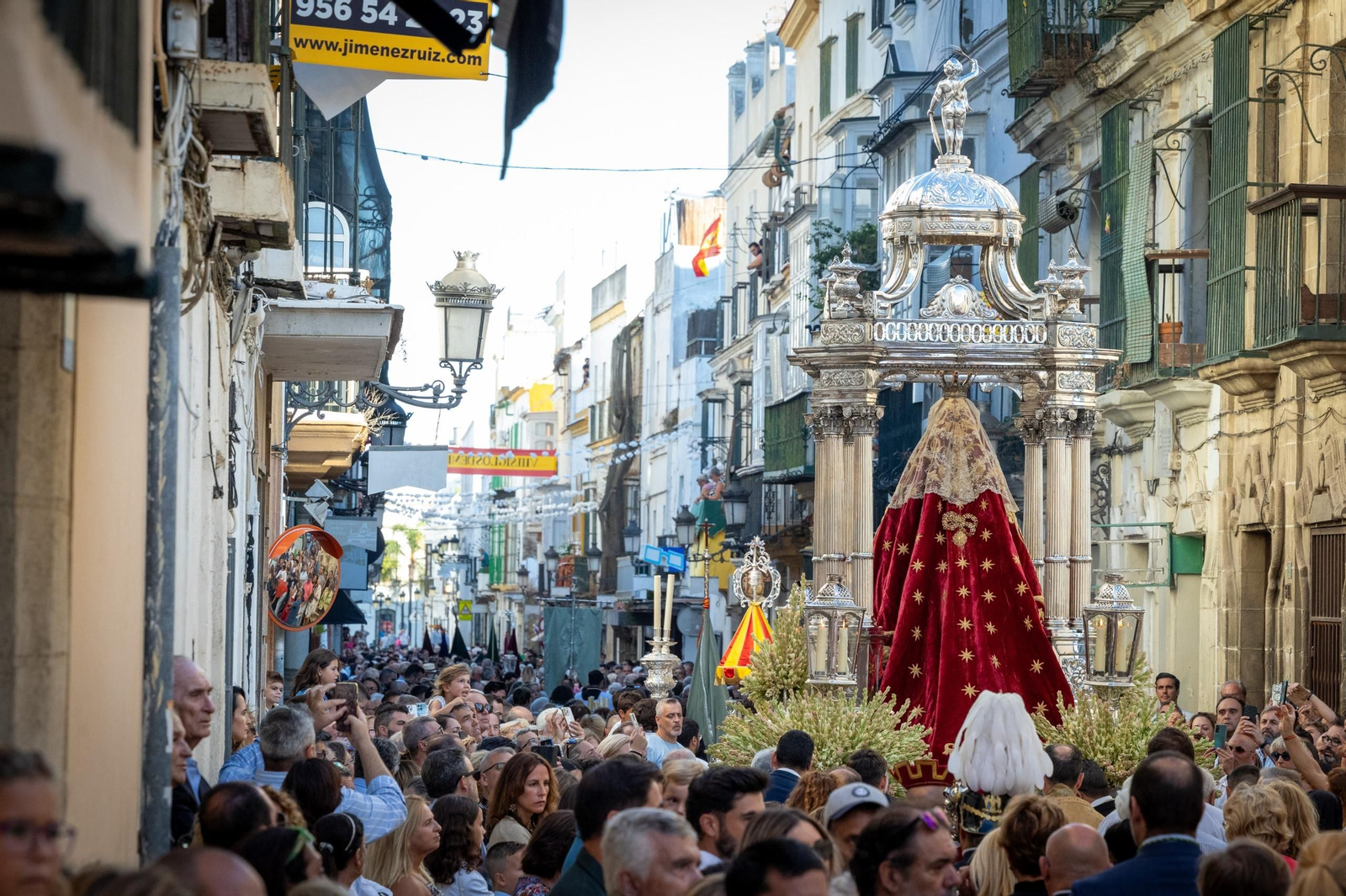 El paso de la Virgen de Los Milagros por la calle Palacios