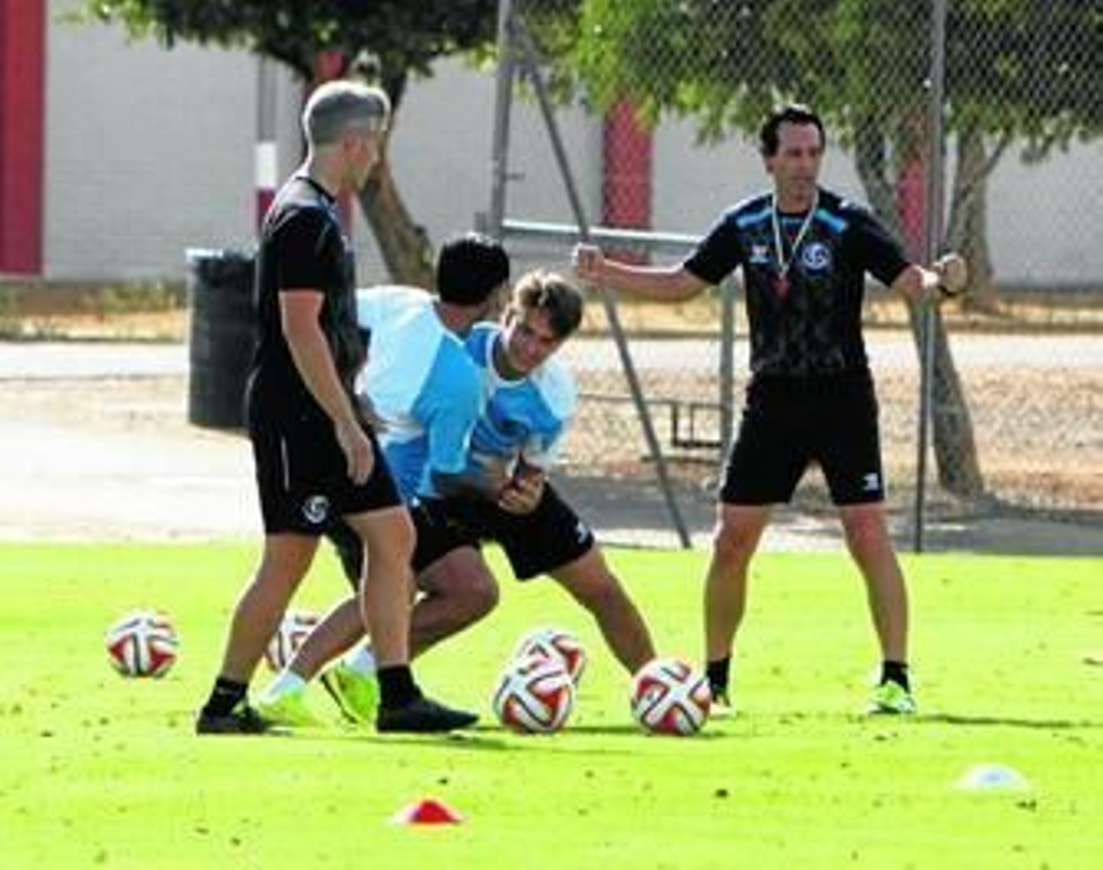 Emery, atento ayer a un duelo entre dos jugadores en presencia de Sergio Domínguez.