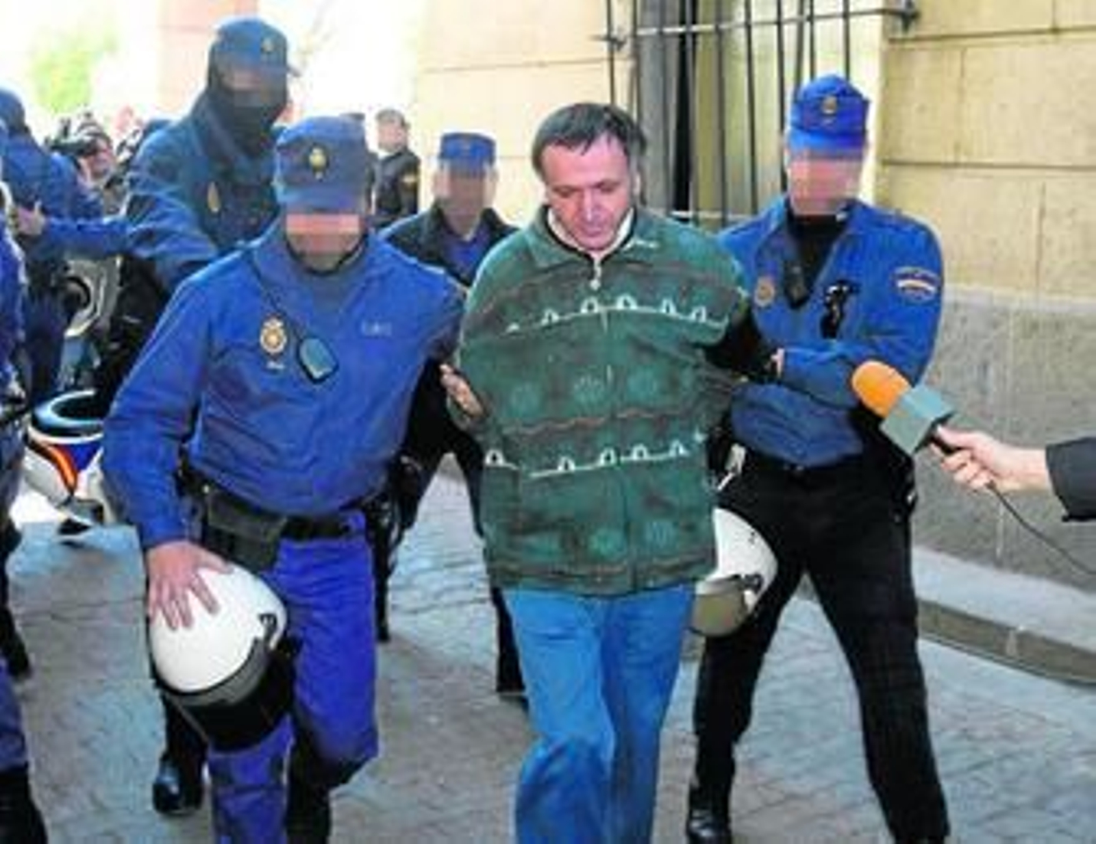 El presunto autor de la muerte de Mari Luz Cortés, Santiago del Valle,  es trasladado por la Policía.