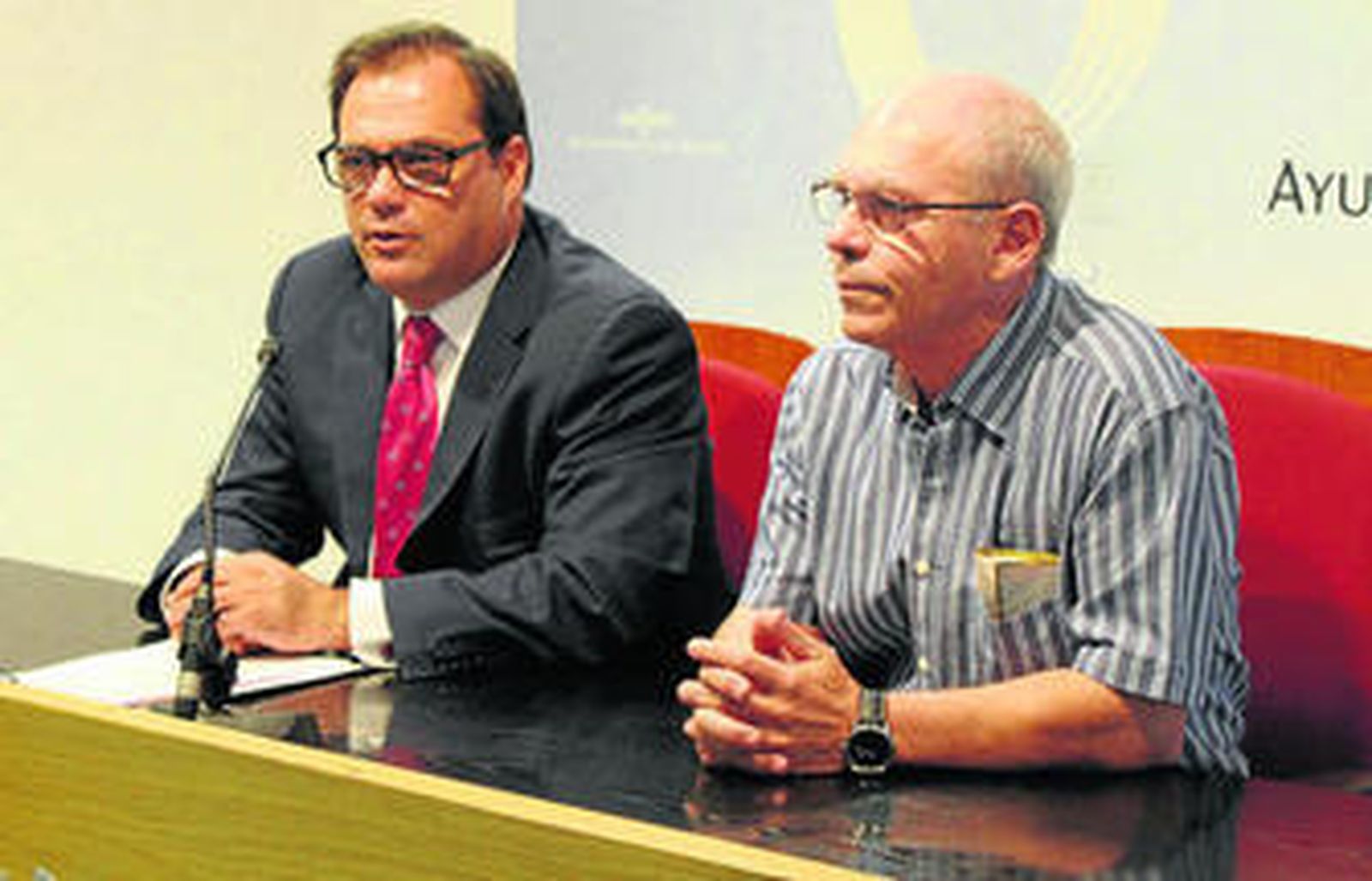 El director de la UNED en Sevilla, Fernando López Luna, con el concejal Jaime Ruiz (PP).