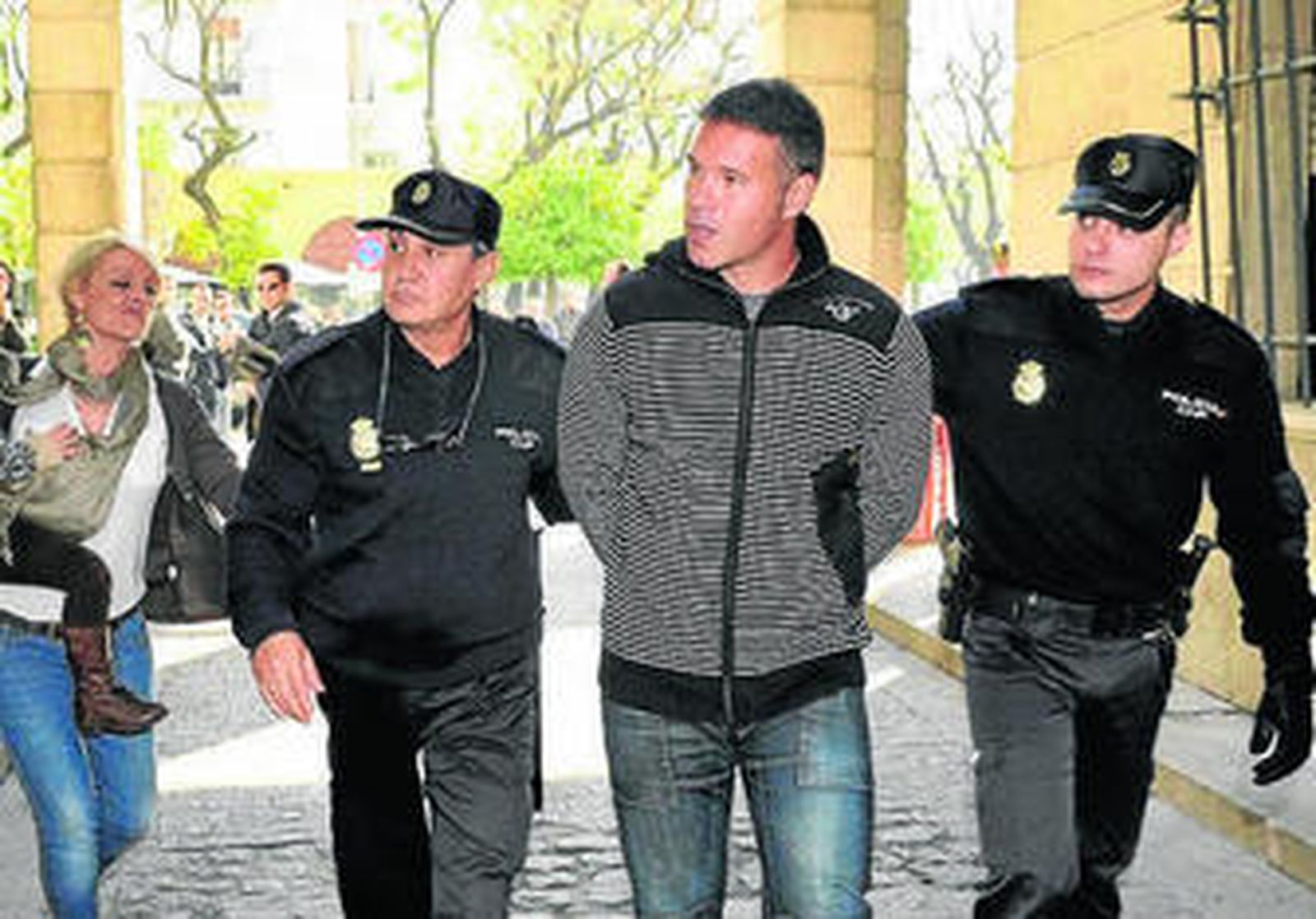 El principal acusado, Javier A. S., y su esposa, detrás.