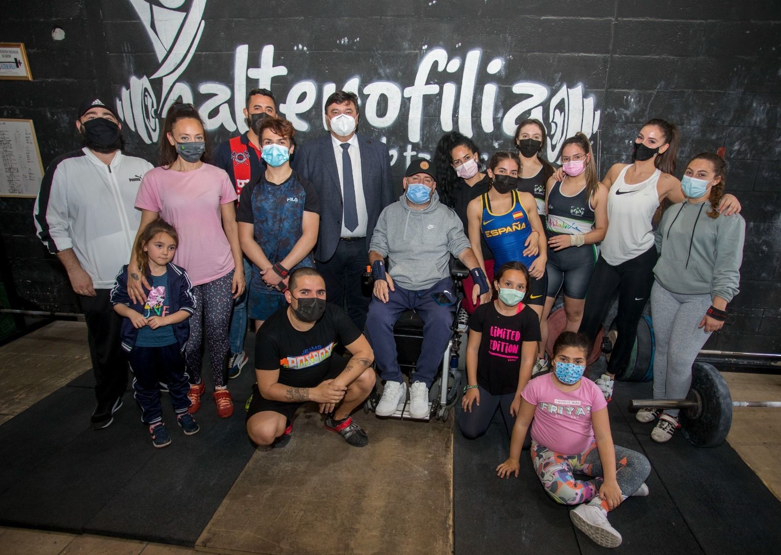 Gabriel Cruz visita el Club de Halterofilia Tartessos.