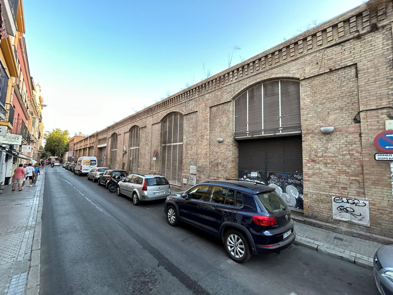 Exterior de las naves de la calle Calatrava.