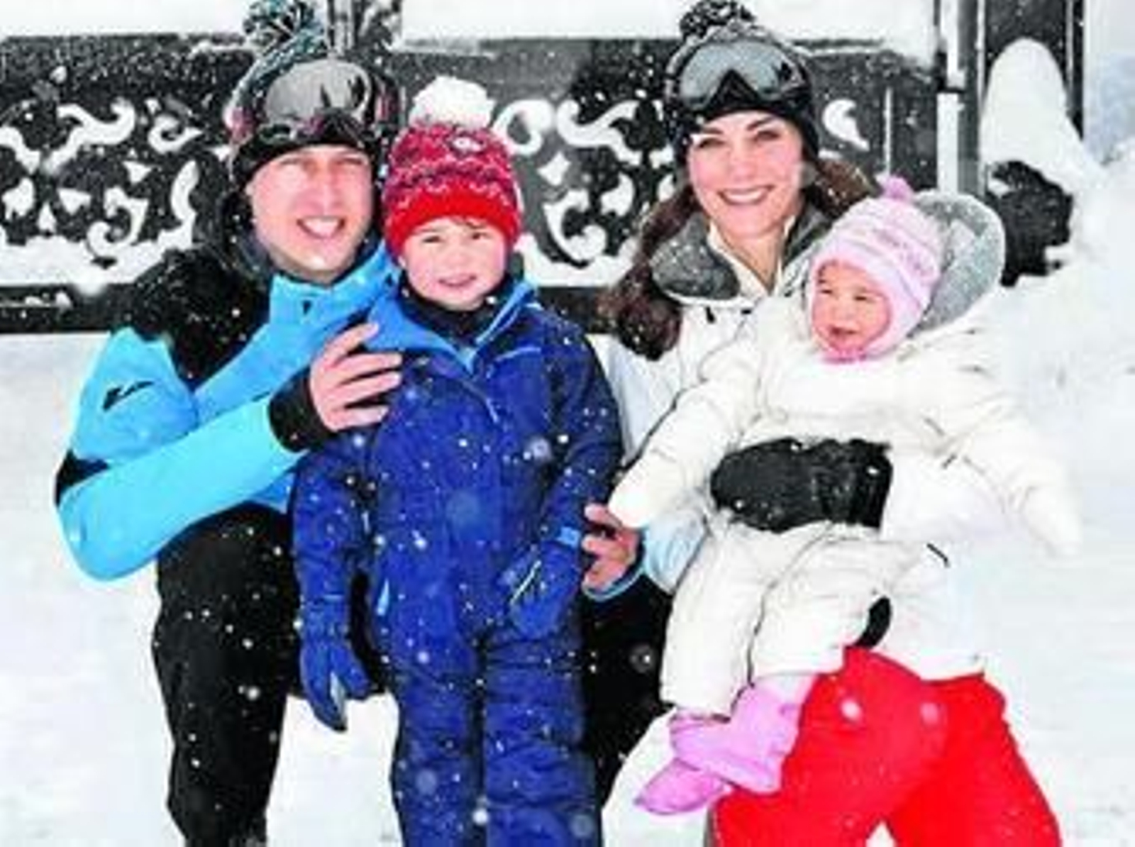 Los duques de Cambridge, con sus hijos en la nieve