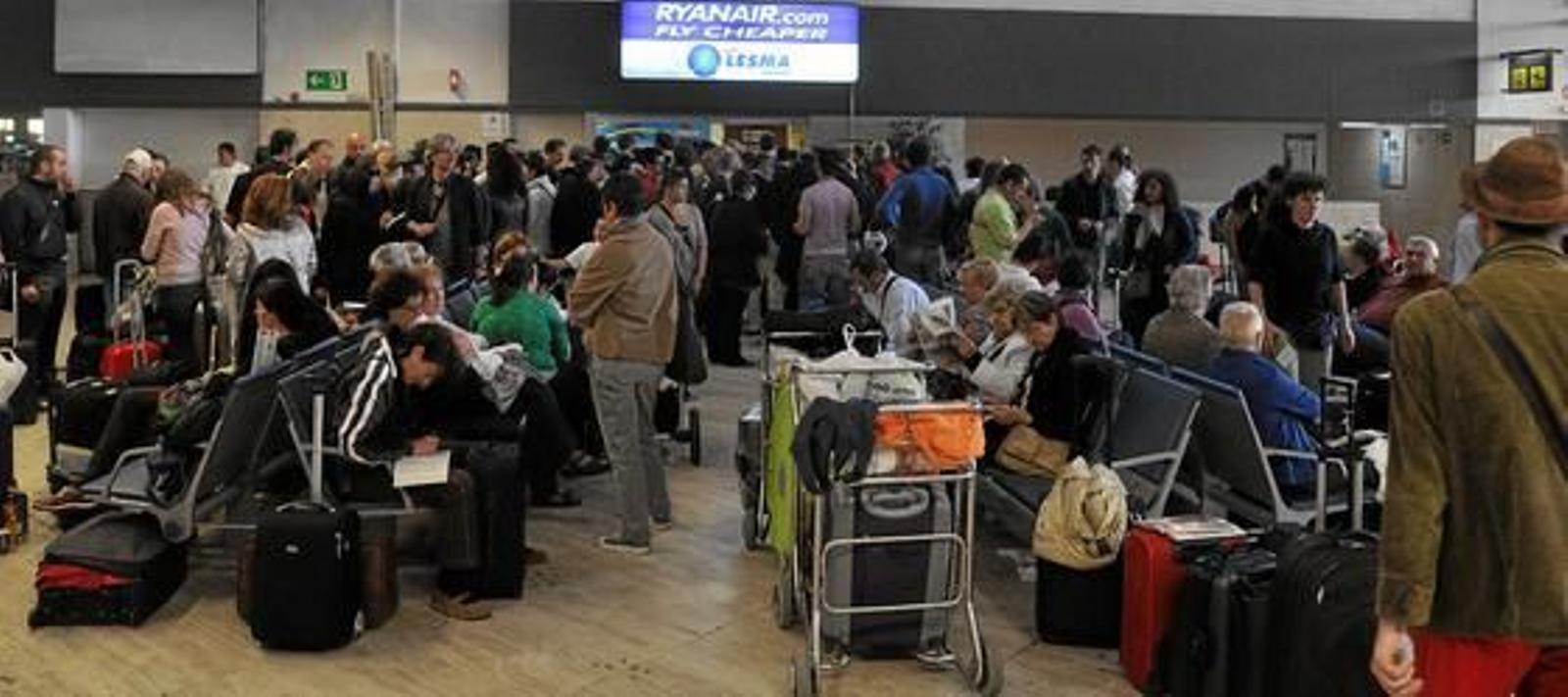 Desesperación y largas colas en San Pablo por el cierre de aeropuerto.

Foto: Manuel Gómez