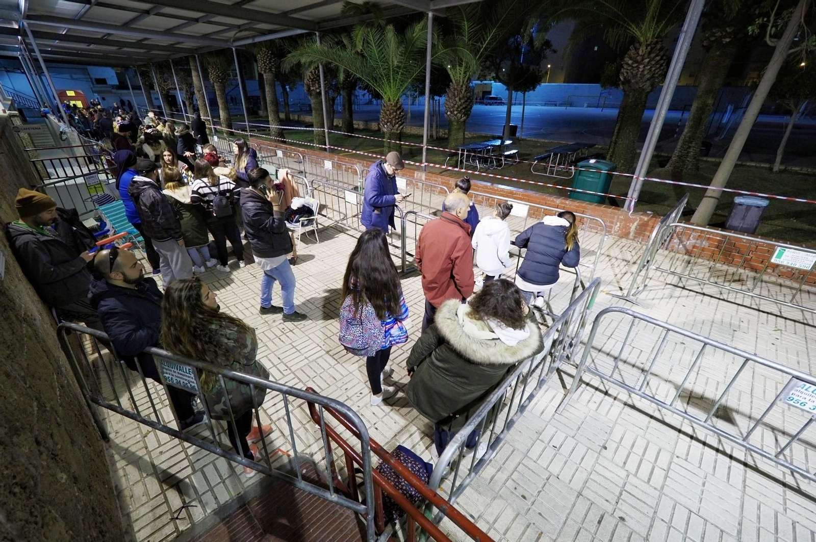 Gente esperando ante el colegio San Felipe Neri