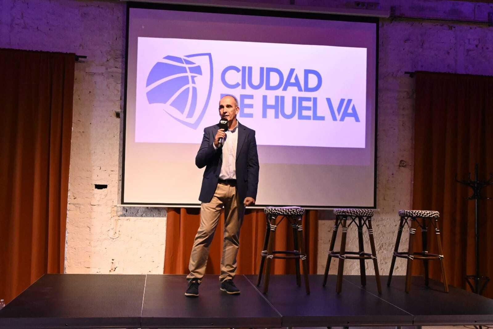 Imágenes de la presentación de las equipaciones del Ciudad de Huelva para la temporada 23/24