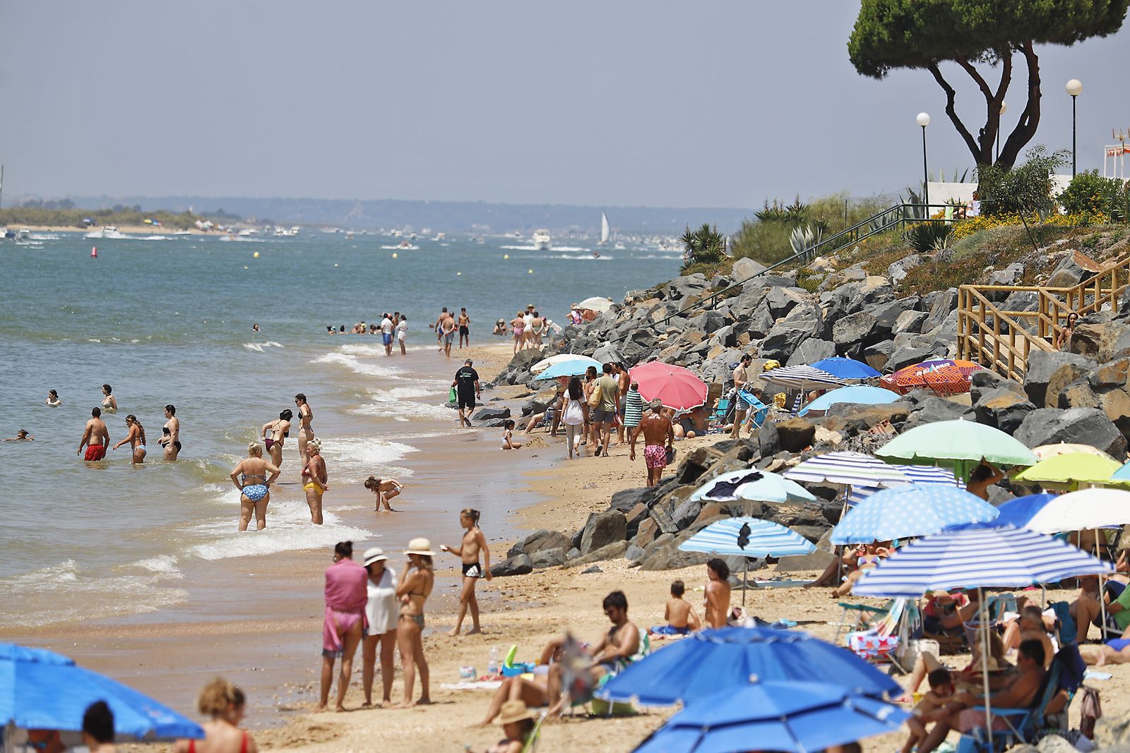 Ambiente en las playas de Huelva en el domingo 2 de julio