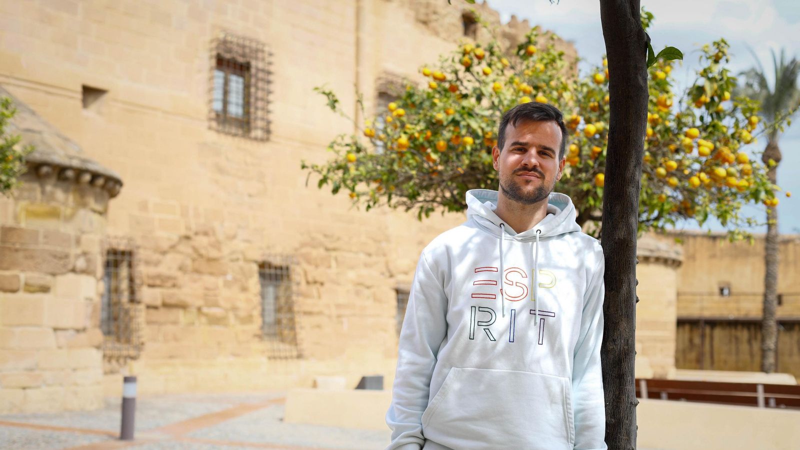 Ángel Chacón posa en el patio del Castillo del Marqués de Los Vélez, de Cuevas del Almanzora.