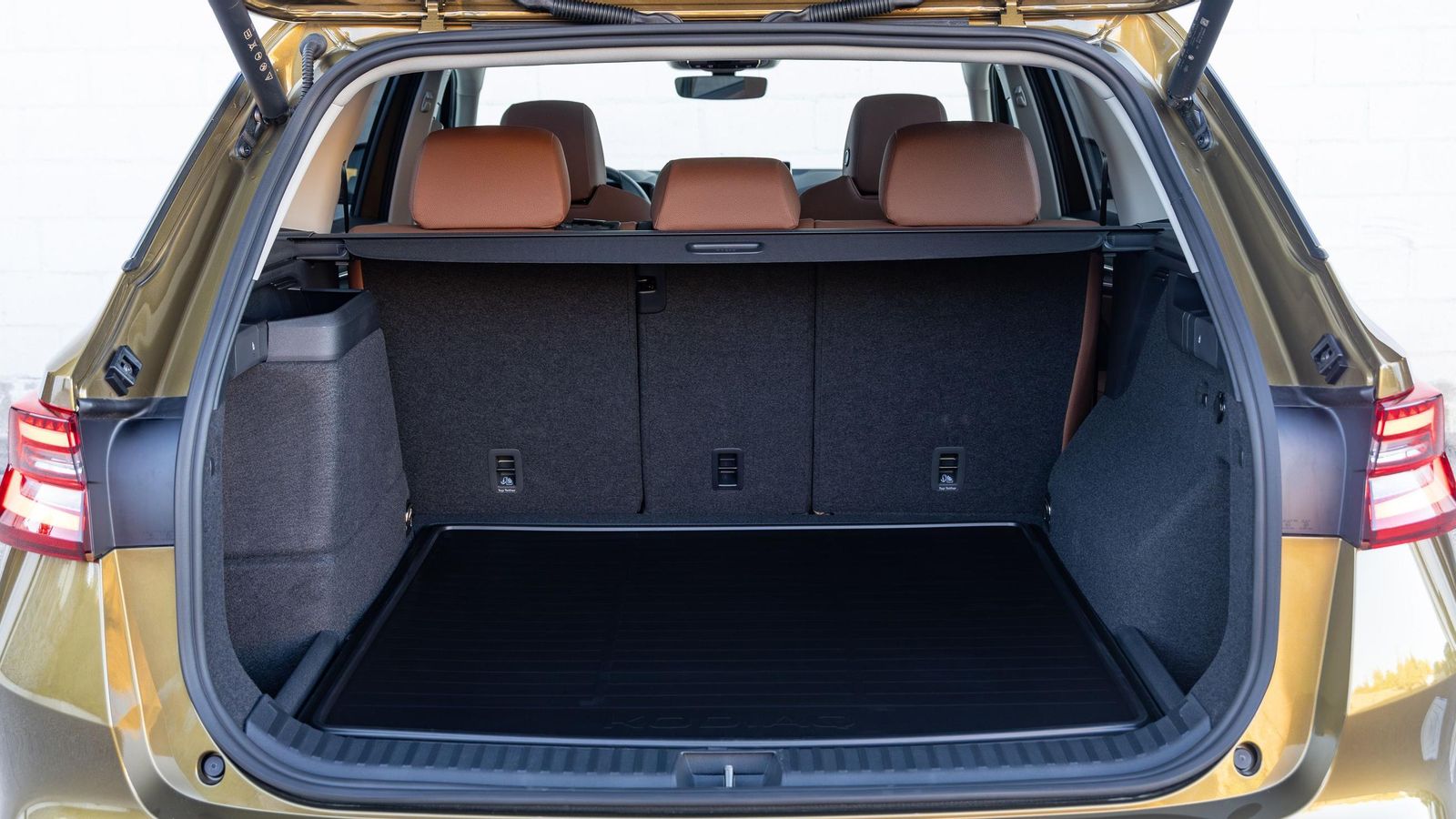 El Kodiaq híbrido enchufable es el que tiene el maletero de menor capacidad, por lo que ocupa bajo su piso la batería. Esta misma hace que no sea factible instalar aquí la tercera fila de asientos.