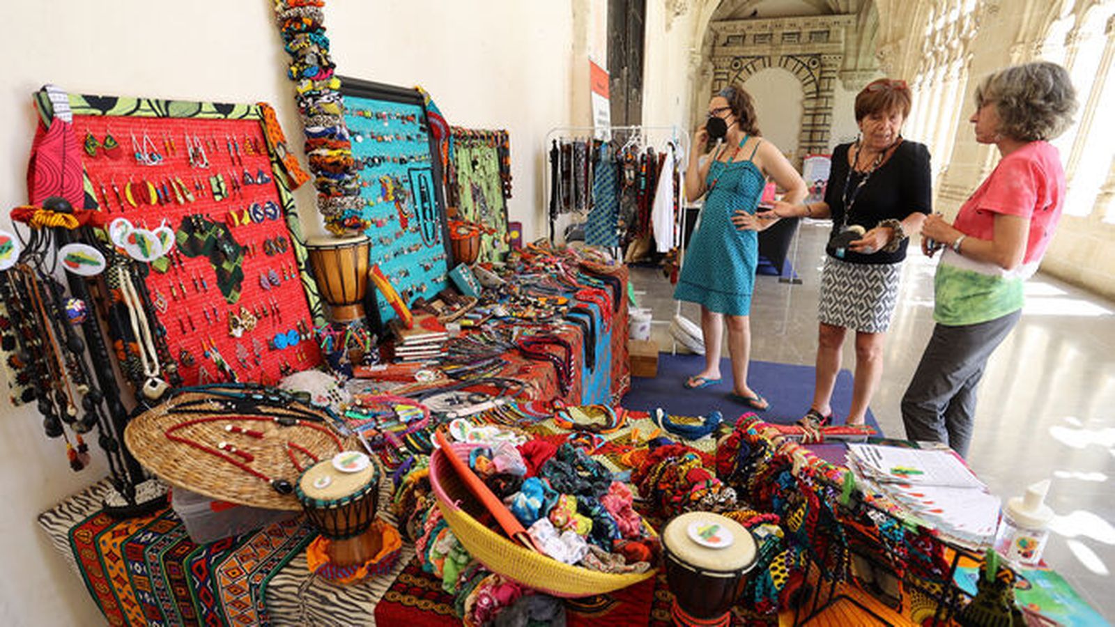 Un puesto en la Feria de la Diversidad en Los Claustros de Santo Domingo.